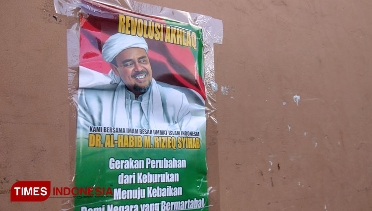 Poster Rizieq Shihab. (FOTO: Moh Ramli/TIMES Indonesia)