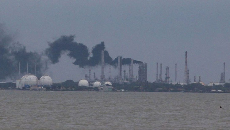 Asap hitam pekat yang muncul dari cerobong asap milik Pertamina.(Foto: Instagram @indramayuterkini)