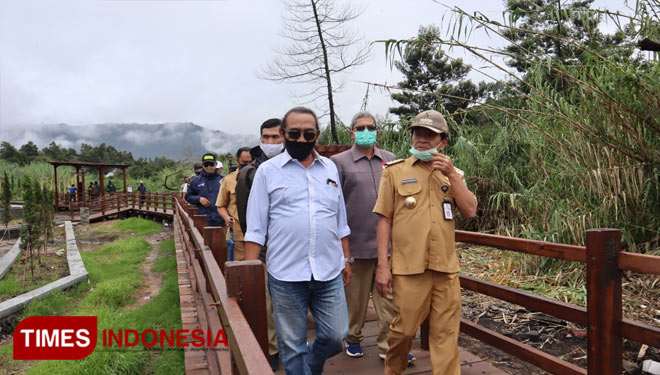 Bupati Banjarnegara Budhi Sarwono saat mengunjungi jalan papan (boardwalk) di kompleks Kawah Sikidang. (FOTO : Kominfo for TIMES Indonesia)