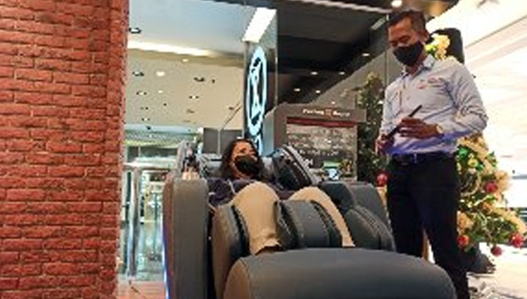 Kastamer tengah mencoba produk kursi pijat terbaru di Gerai Perfect Health Indonesia Sogo Tunjungan Plaza 4 Surabaya, Kamis (10/12/2020).(Foto : Lely Yuana/TIMES Indonesia)