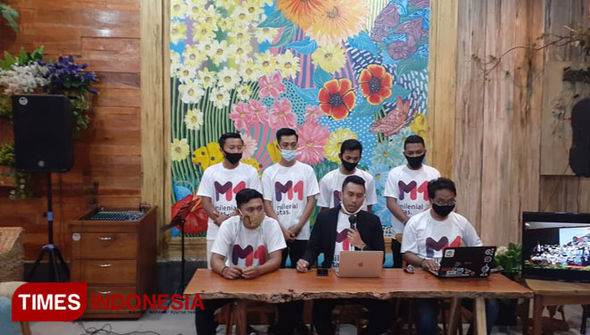 Ketua Milenial Utas, Zulham A Mubarrok saat menyampaikan hasil Real Count kepada awak media di Pos Koffie, Kepanjen, Kabupaten Malang, Jumat (11/12/2020). (Rizky Kurniawan Pratama/TIMES Indonesia)