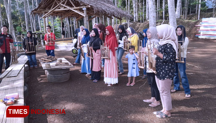 Bermain Permainan Tradisional 'Oray-Orayan'. (foto: Pringgabaya/TIMES Indonesia)