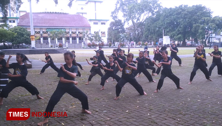 Anak-anak sedang berlatih pencak silat di alun-alun Kabupaten Garut. (FOTO: Wulan/TIMESIndonesia)