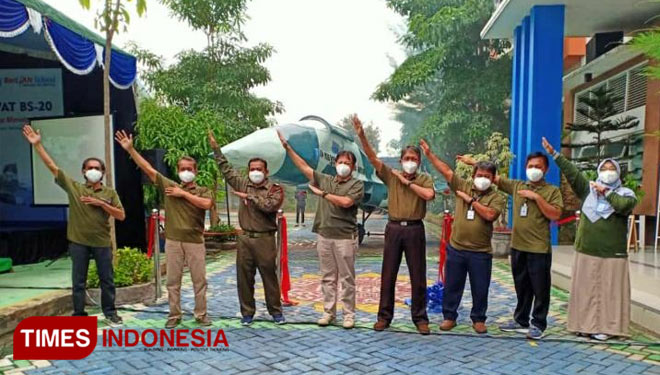 Ketua Majelis Dikdasmen GKB Gresik Nanang Sutedja bersama kepala sekolah serta Ikwam saat melaunching ikon baru SD Berlian. (Foto: Akmal/TIMES Indonesia)