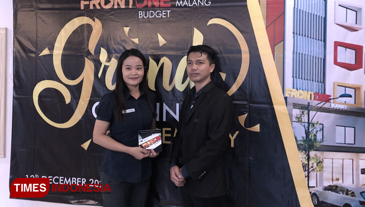 Adi Siswanto (Manajer Hotel) bersama Marisah (Advertisement Hotel) pada acara Grand Opening di Hotel Front One Budget Malang, Sabtu (12/12/2020). (Foto: Nadira Rahmasari/TIMES Indonesia)