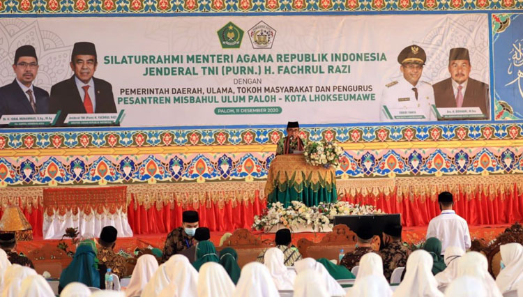 Menag Fachrul Razi saat bertemu para ulama, tokoh masyarakat, para santri dan pengurus Pondok Pesantren Misbahul Ulum Paloh, Kota Lhokseumawe, Provinsi Aceh pada Jumat (11/12) kemarin. (Foto: Dokumentasi Kemenag) 