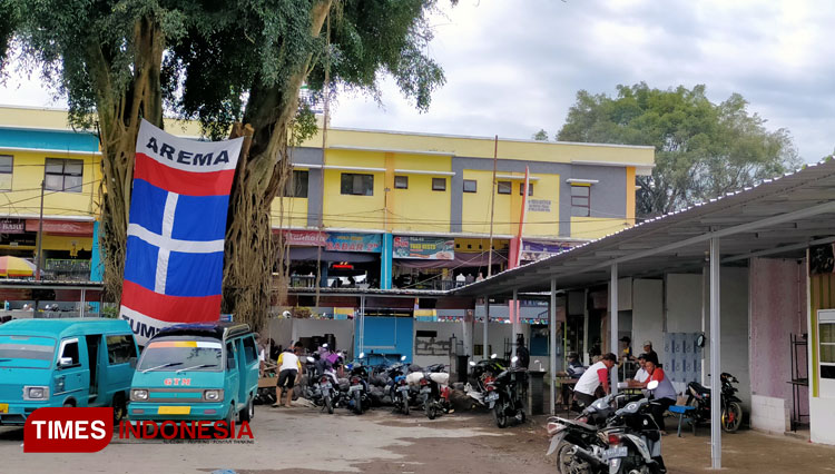 Kios-kios kuliner Terminal Tumpang (kanan) yang telah siap menjadi penyangga pariwisata Bromo-Tengger-Semeru. (FOTO: Widodo Irianto/TIMES Indonesia)