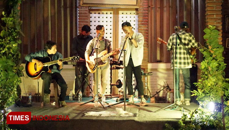 Band Indie Teras Rumah saat launching album terbaru (Foto : Rizki Alfian/ TIMESIndonesia)