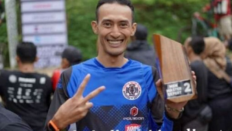 Almarhum Chrisdian Mardianto saat menerima trophy dalam kejuaraan internasional di Malaysia bulan lalu (KONI Kota Batu for TIMESINDONESIA)