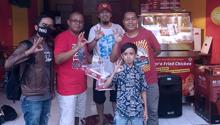 Pemilik Libero Fried Chicken Ciamis bersama tim (FOTO: Istimewa)