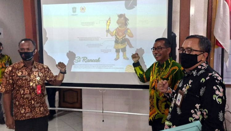 Kepala Dinas Pemuda dan Olahraga, Pamin AP dan Ketua KONI Lumajang Ngateman mengumumkan Si Rancak jadi Ikon Porprov Jawa Timur 2022. (Foto: Diskominfo for TIMES Indonesia)