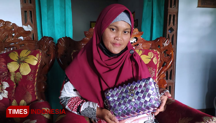 Sudarwati menunjukkan kerajinannya yang dibuat dari sampah plastik, Minggu (13/12/2020). (Foto: Sholeh/TIMES Indonesia)