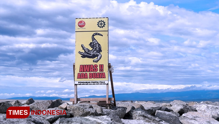 Tanda peringatan terhadap buaya bagi warga dipasang pada area muara sungai Palu. (FOTO: Anang Prasetio/TIMES Indonesia)