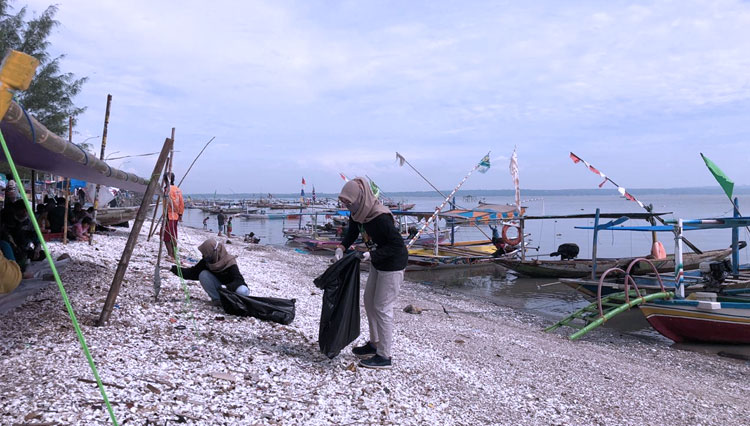 Mahasiswa Unusa saat momen Resik-resik Segoro di Pantai Kenjeran Surabaya, Senin (14/12/2020). (Foto: Humas Unusa)