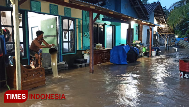 Hujan banjiri rumah warga perkampungan di Banyuwangi. (FOTO: Hafid Nurhabibi/ TIMES Indonesia)