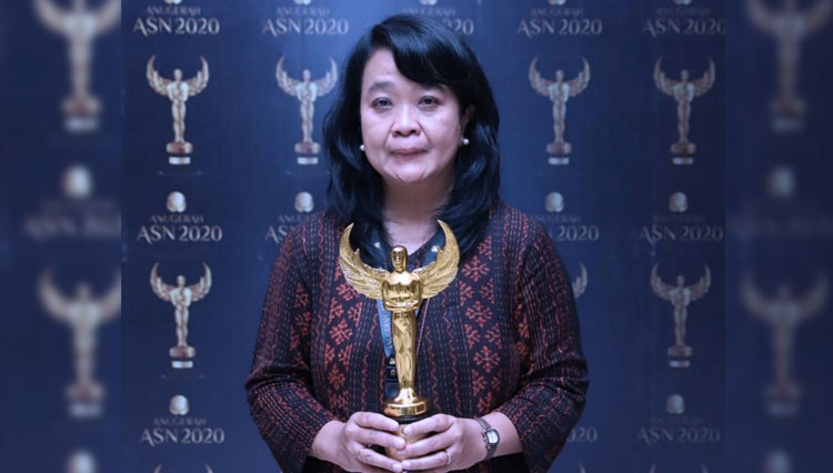 Direktur Bina Penataan Bangunan Ditjen Cipta Karya Diana Kusumastuti, saat menerima penghargaan ASN Teladan 2020 Kategori Pejabat Pimpinan Tinggi (PPT) Teladan pada ajang Anugerah ASN 2020 (FOTO: Biro Komunikasi Publik Kementerian PUPR RI)