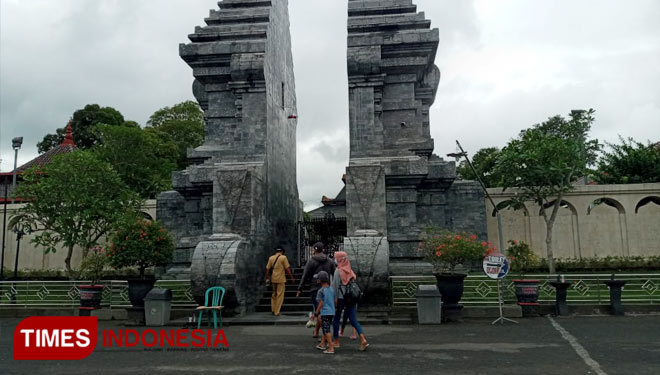 Sejumlah penziarah hendak masuk ke dalam area pusara Makam Bung Karno (Foto: Dokumen TIMES Indonesia)