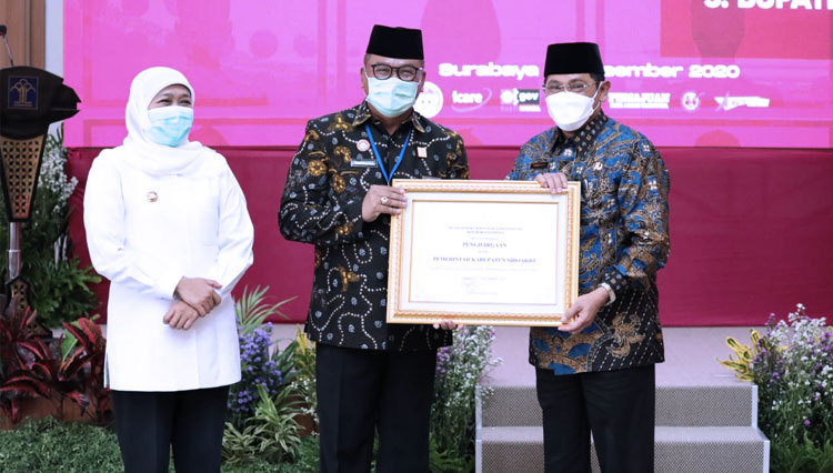 Didampingi Gubernur Jatim, Pj Bupati Sidoarjo, Hudiyono menerima langsung penghargaan dari Kementerian Hukum dan HAM RI yang diserahkan kepala kantor wilayah Kemenkumham Jawa Timur, Krismono. Senin, (14/12/2020) di kantor Kemenkumham wilayah Jawa Timur.