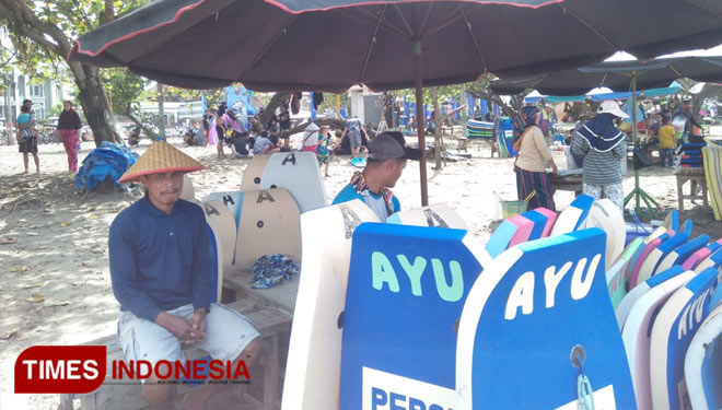 Sewa papan selancar di Pantai Pangandaran (Foto: Rizal/TIMES Indonesia Priangan Timur)