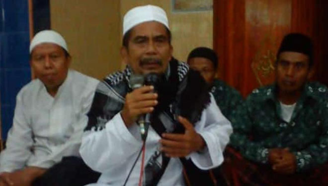 KH. Sumar Samsul Arifin (tengah) dalam sebuah acara sebelum pandemi (foto: dokumen keluarga)