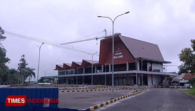 Gedung Baru PT. KAI Stasiun Malang Kota yang menjulang tinggi dan hampir rampung, Selasa (15/12/2020). (FOTO: Rizky Kurniawan Pratama/TIMES Indonesia)