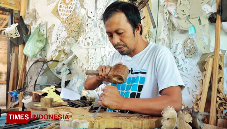 Salah satu pengrajin ukir kayu Lumajang hasil olahannya sempat tembus pasar ekspor (Foto: Subhan dor TIMES Indonesia) 