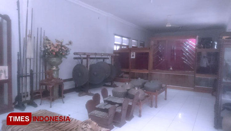 Tombak, gong dan perkakas peninggalan Kerajaan Galuh di Museum Galuh Pakuan Ciamis. (Foto: Natasya/TIMES Indonesia) 