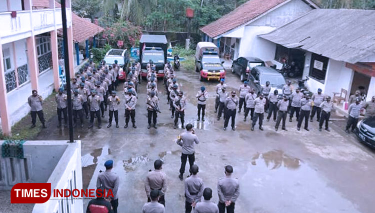 Petugas dari Kodim Ciamis berjaga di Bawaslu Pangandaran (FOTO: Dinar/TIMES Indonesia)