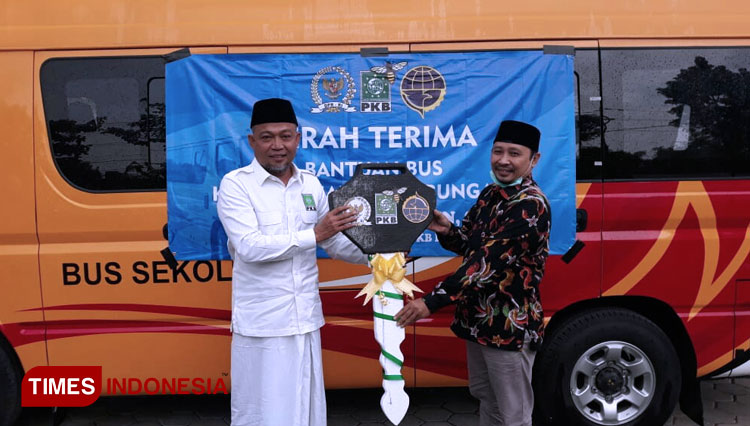 Anggota DPR RI H Syafiuddin Asmoro menyerahkan bantuan bus secara sombolis kepada Ketua STIEBA Pamekasan Dr Moh Kholis di kediamannya Desa Padurungan, Kecamatan Tanah Merah, Kabupaten Bangkalan. (FOTO: Doni Heriyanto/TIMES Indonesia)