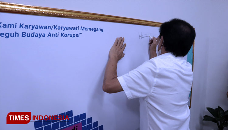 Bupati Banjarnegara, Budhi Sarwono saat mengawali penandatanganan komitmen anti korupsi jajaran Bank Jateng Banjarnegara. (FOTO: Kominfo for TIMES Indonesia)