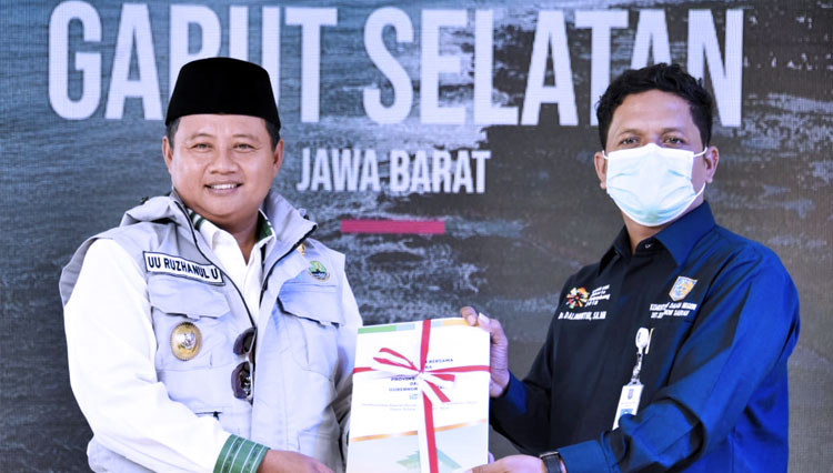 Penyerahan Dokumen CDPOB Kabupaten Garut Selatan. (FOTO: Humas Jabar)