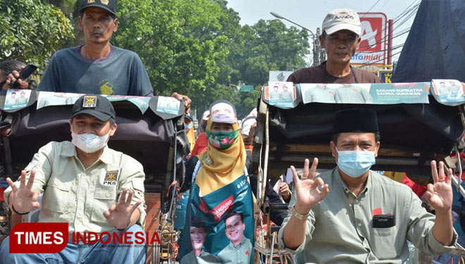 Ketua Tim Pemenangan Bedas PKS Kab Bandung, Gun Gun Gunawan (kanan) saat kampanye bersama Cabup Bandung no 3 HM Dadang Supriatna di Kec Baleendah Kab Bandung. (Foto:Tim Bedas for TIMES Indonesia)