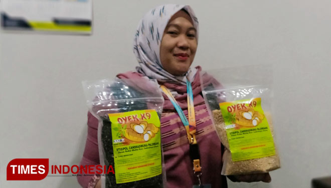 Dosen Pembimbing KKN Konita Turania, S Sos, M Si memamerkan produknya. (Foto: Rochman/TIMES Indonesia)