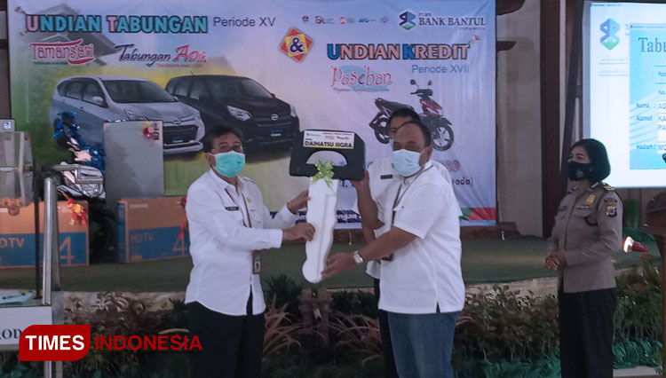 Penyerahan secara simbolis hadiah mobil dalam pengundian tabungan Tamasya (Foto: Totok Hidayat/TIMES Indonesia)