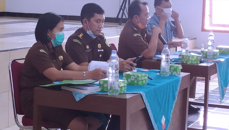 Kasintel Kejari Purwokerto saat memberikan materi penyuluhan hukum kepada perangkat dan anggota BPD Desa Klapagading, Wangon. (FOTO: Sutrisno/TIMES Indonesia)