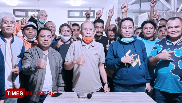Paslon FM-MANTAP foto bersama dengan Tim dan Pendukung setelah usai jumpa pers di kediaman pribadi Frans Manery. (Foto: Abdul H Husain/TIMES Indonesia).
