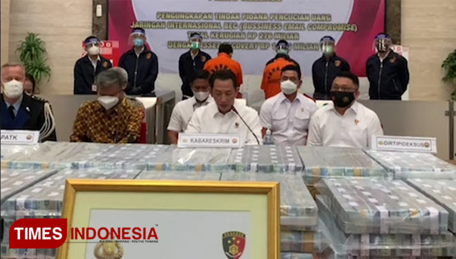 Kabareskrim Polri Komjen Listyo Sigit Prabowo saat melakukan pres rilis kepada awak media terkait pencucian uang jaringan internasional. (FOTO: Moh Ramli/TIMES Indonesia)