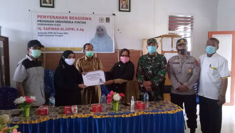 Anggota DPR RI Fraksi Partai Keadilan Sejahtera (PKS) Komisi X Sakinah Aljufri menyerahkan beasiswa PIP di SD Negeri 2 Tokorondo, Poso Pesisir, Kabupaten Poso. (Foto : Dokumentasi pribadi Sakinah Aljufri for TIMES Indonesia)