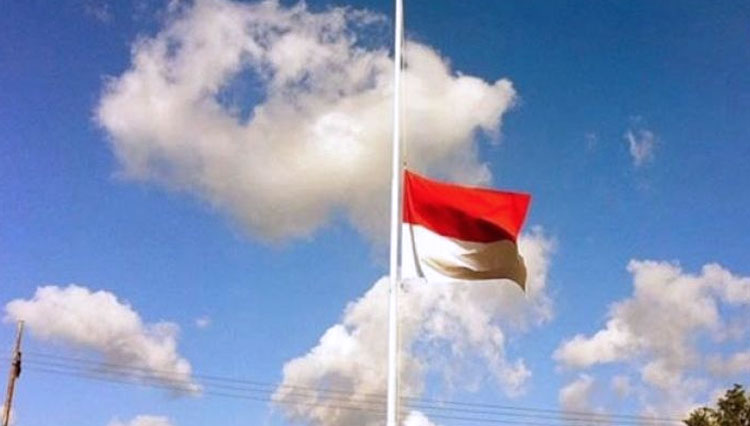 Bendera setengah tiang.(Foto: suarapemredkalbar.com)