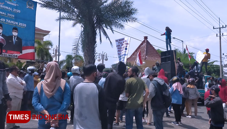Ratusan pekerja pabrik PT. MJS demo di kantor DPRD Kabupaten Probolinggo.(FOTO: Dicko W/ TIMES Indonesia)