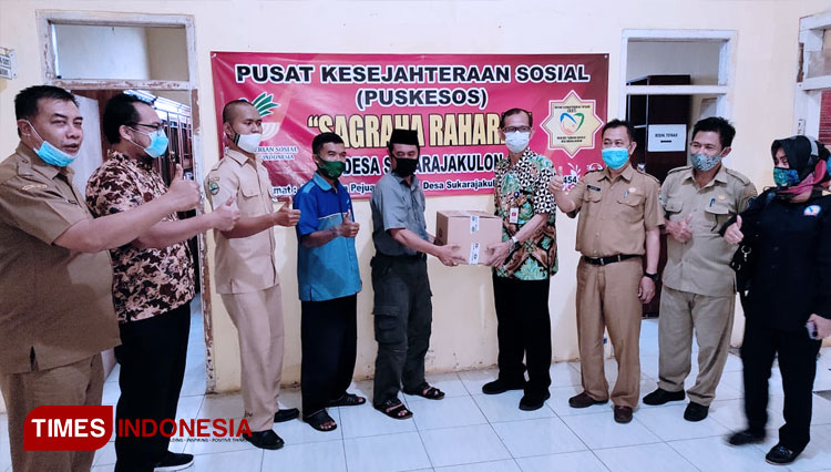 Dinas Sosial Kabupaten Majalengka, Jawa Barat, saat mengunjungi Puskesos Desa Sukaraja Kulon, Kecamatan Jatiwangi, Majalengka. (FOTO: Jaja Sumarja/TIMES Indonesia