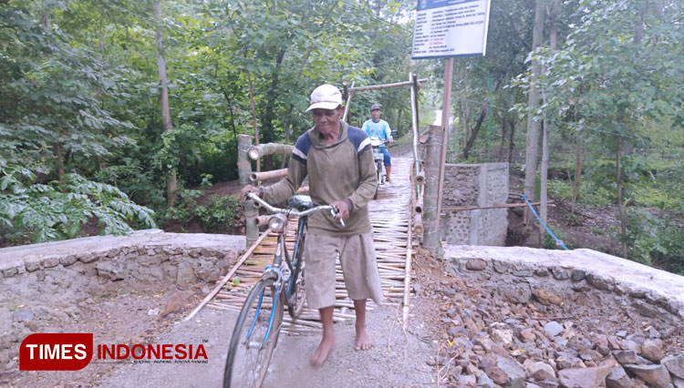 Jembatan sesek penghubung desa Bulak dan Pandak Balong yang viral di medsos (Foto: Marhaban/TIMES Indonesia)