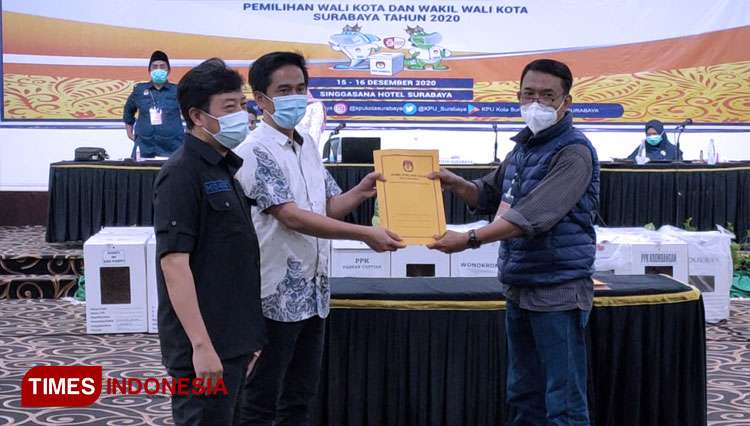 Ketua KPU Surabaya (baju putih) menyerahkan berkas kemenangan pada Pilkada Surabaya 2020. (FOTO: dok. TIMES Indonesia)