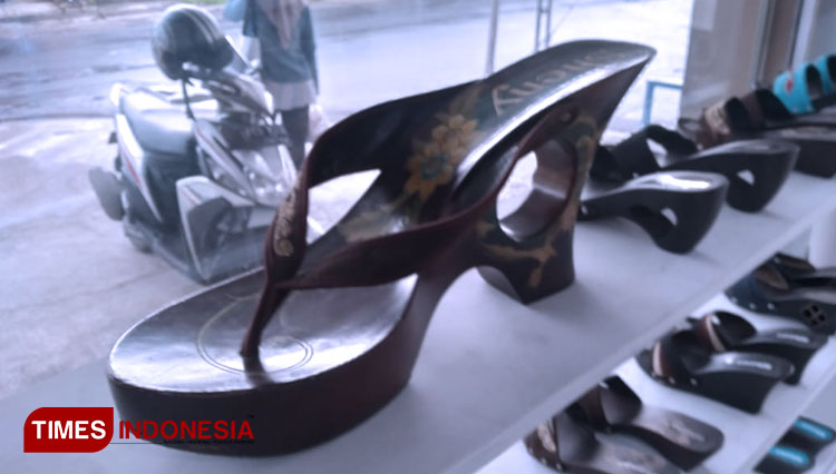 Koleksi kelom Geulis Sheny. (Foto: Pringgabaya/TIMES Indonesia)