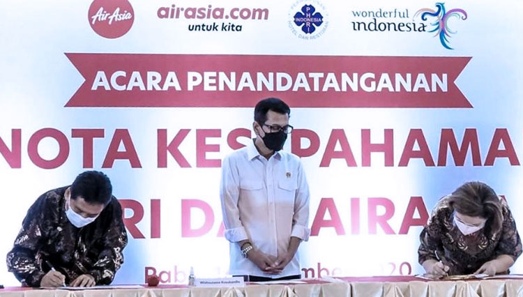 Menteri Pariwisata Menparekraf Wishnutama Kusubandio menyaksikan penandatanganan Nota Kesepahaman antara PHRI dan AirAsia Indonesia, Rabu (16/12/2020). (foto: Kemenparekraf RI)
