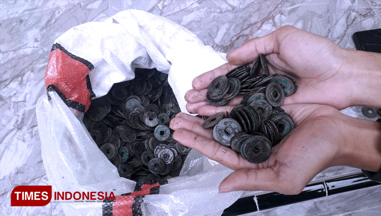 Ratusan konu yang ditemukan warga Bondowoso Jawa Timur. Koin tersebut digunakan untuk kegiatan upacara (FOTO: Dokumen TIMES Indonesia).