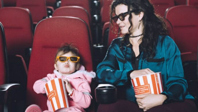 Ilustrasi Nonton Bioskop. (foto: freepik)