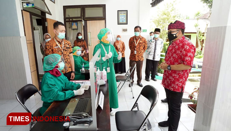 Bupati Banyuwangi Abdullah Azwar Anas saat berkunjung ke salah satu puskesmas (Foto : Rizki Alfian/ TIMESIndonesia)