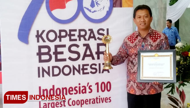 Ketua Kopkar PKT, Budi Wahju Soesilo saat menerima penghargaan koperasi terbaik Nasional (Foto: Budi Wahju Soesilo For TIMES Indonesia)