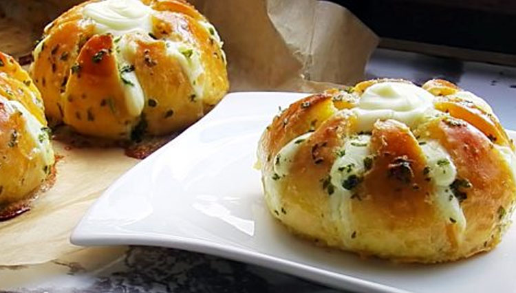 Korean-Cream-Cheese-Garlic-Bread.jpg